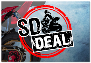 Hinterrad eines Motorrads mit SD DEAL-Logo und Biker-Silhouette im Vordergrund.