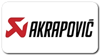 Logo Akrapovič con simbolo rosso e scritte nere su sfondo bianco.