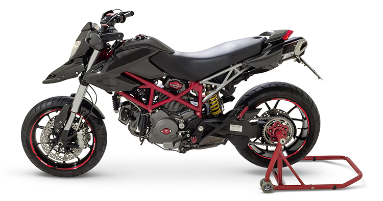 Vista laterale della Ducati Hypermotard, nera con rivestimenti in carbonio e parti decorative in rosso da Ducabike