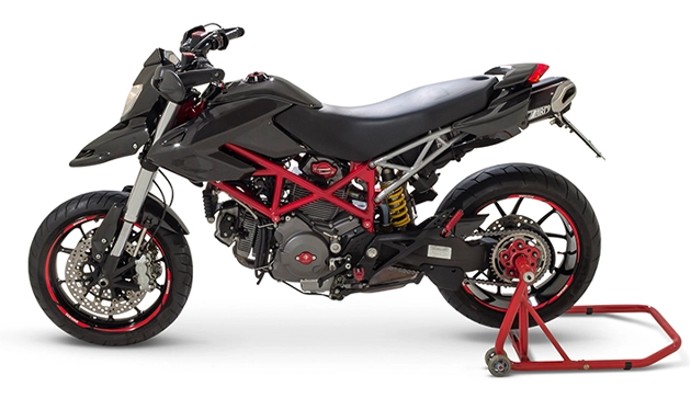 Vue latérale d'une Ducati Hypermotard transformée