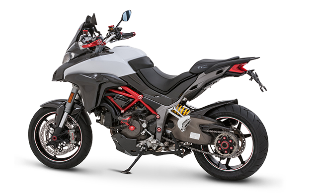 Vue latérale de la Ducati Multistrada 1200 habillée de carbone avec des accents rouges 