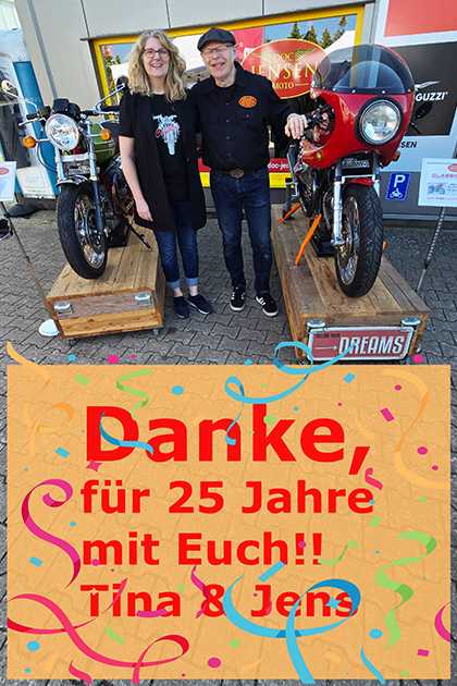 Martina y Jens Koch sonríen junto a dos modelos de Moto Guzzi expuestos delante de su tienda. Debajo, enmarcado por confeti, dice: «¡Gracias por 25 años con vosotros! Tina y Jens».