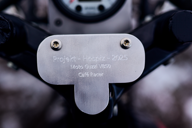 Cylinder heads, cylinder blocks, valve covers and other components are on a workbench.