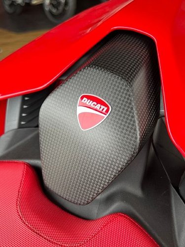 Carbonworld Emblem + Schablone geeignet für Ducati