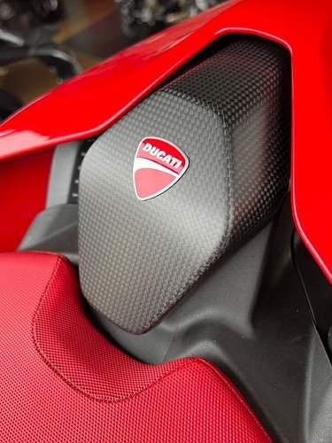 Carbonworld Emblem + Schablone geeignet für Ducati