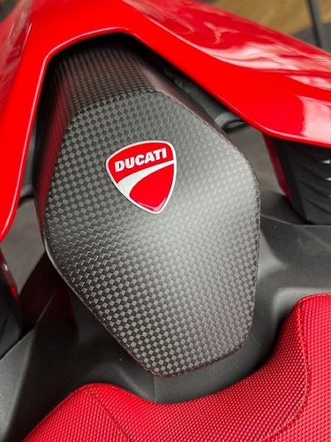 Carbonworld Emblem + Schablone geeignet für Ducati