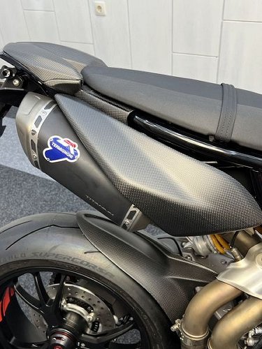 Carbonworld exhaust side cover, carbon suitable for Ducati
