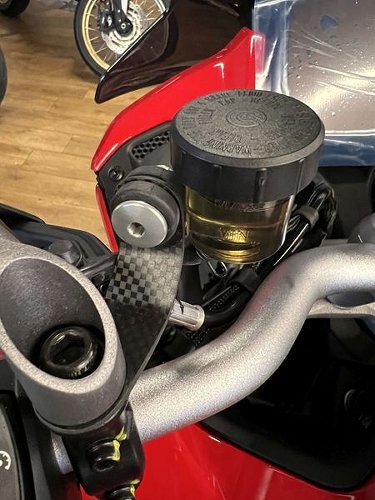 Support de réservoir Carbonworld en carbone pour Ducati