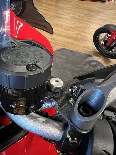 Support de réservoir Carbonworld en carbone pour Ducati