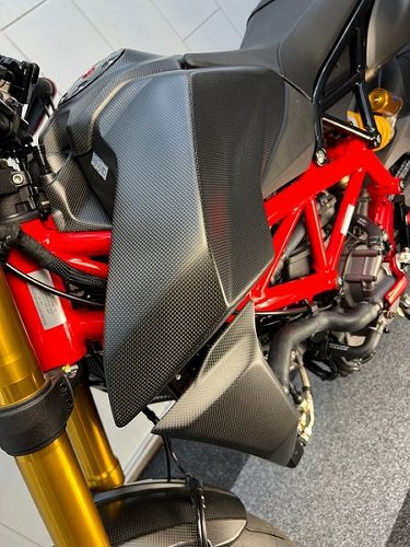 Carbonworld tank side panel, carbon suitable for Ducati
