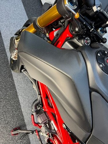 Carbonworld tank side panel, carbon suitable for Ducati