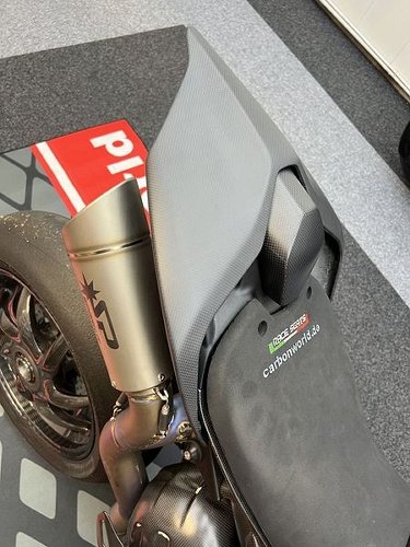 Kit coprisella Carbonworld, carbonio adatto per Ducati